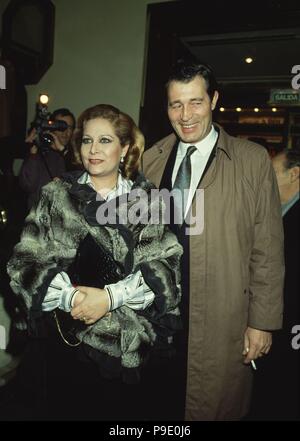 MARQUEZ PIQUER , CANTANTE ESPAÑOLA ACTRIZ CONCHA Y JUNTO A RAMIRO OLIVEROS , AÑO 1991. Banque D'Images