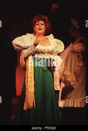 MARQUEZ PIQUER , CANTANTE ESPAÑOLA ACTRIZ CONCHA Y FOTO DURANTE UNA ACTUACION EN MADRID AÑO 1992 ,. Banque D'Images