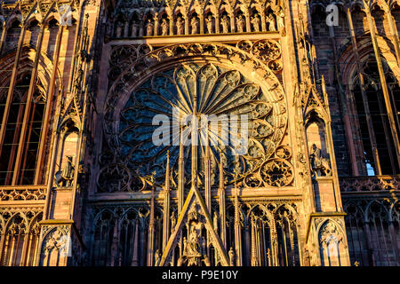 Strasbourg, Notre-Dame cathédrale gothique du 14e siècle, grande rosace au-dessus du portail principal, Alsace, France, Europe, Banque D'Images