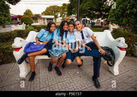 Les jeunes Panaméens dans l'uniforme scolaire dans le parc dans la ville Penonome Cocle, province, République du Panama. Banque D'Images