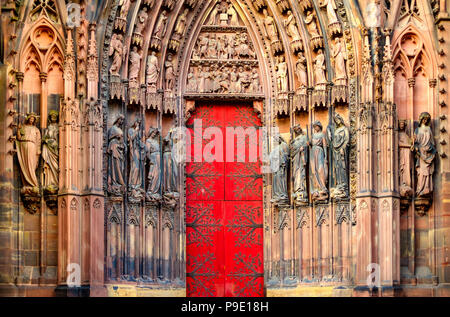 Strasbourg, cathédrale gothique notre-Dame du 14th siècle, portail gauche, portes rouges fermées, tympan, statues de jamb, Alsace, France, Europe, Banque D'Images