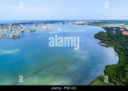 Saint-Pétersbourg Floride, Madeira Beach, Boca Ciega Bay, Bay Pines, War Veterans Memorial Park, eau, vue aérienne au-dessus, FL18071131d Banque D'Images