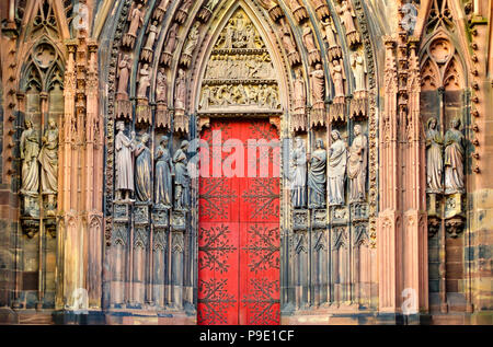 Strasbourg, cathédrale gothique notre-Dame du 14th siècle, portail droit, portes fermées, tympan, statues de jamb, Alsace, France, Europe Banque D'Images