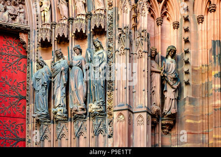 Strasbourg, Notre-Dame cathédrale gothique du 14e siècle, des statues du jambage de vaincre les vices en vertus portail gauche, Alsace, France, Europe, Banque D'Images