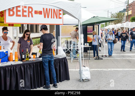 Floride,Ocala,Festival des arts,événement annuel de la communauté de petite ville, stands vendeurs d'achat de vente, bière, vin, adultes homme hommes hommes, femme femmes fem Banque D'Images