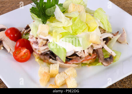 Salade de champignons et jambon tomates servi Banque D'Images