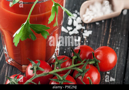 Libre de jus de tomates et de tomates cerises Banque D'Images