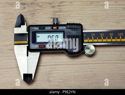 Mesure des les détails par un étrier numérique Banque D'Images