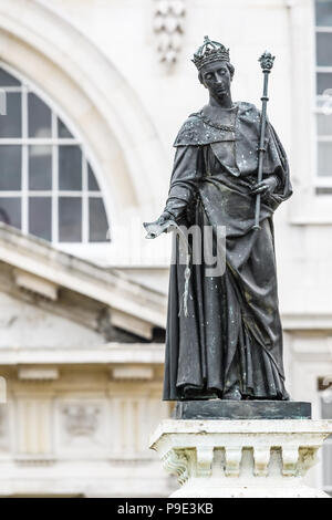 Statue en bronze du roi Henry VII (fondateur) au sommet de la fontaine au milieu de la pelouse au King's College, Université de Cambridge, en Angleterre. Banque D'Images