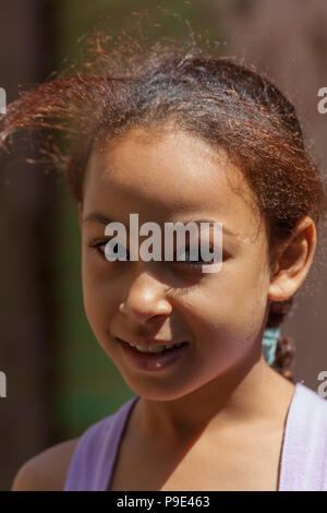 Head and shoulders portrait of girl, Le Caire, Egypte Banque D'Images