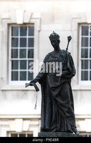 Statue en bronze du roi Henry VII (fondateur) au sommet de la fontaine au milieu de la pelouse au King's College, Université de Cambridge, en Angleterre. Banque D'Images