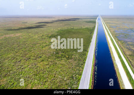 Miami Florida, Parc national des Everglades, Tamiami Trail US route 41 autoroute, canal, lévee, zone de conservation de l'eau 3A, eau douce, vue aérienne au-dessus Banque D'Images