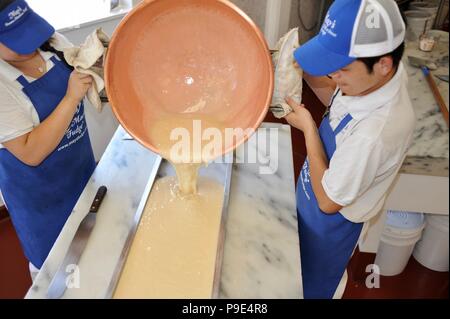 Célèbre fudge, verser le sucre à partir de cuivre électrique, à la mai sur l'île Mackinac, Michigan, USA, fudge "capitale du monde". Banque D'Images