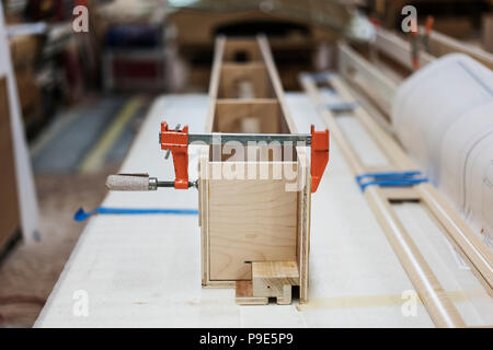 Close up de petites brides utilisées dans une usine de travail du bois. Banque D'Images