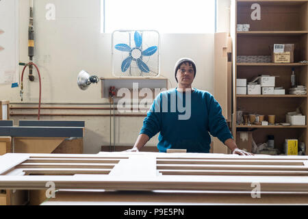 Portrait d'une femme noire carpenter dans un grand atelier de menuiserie. Banque D'Images