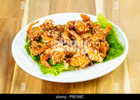 Les feuilles de salade avec crevettes pâte Banque D'Images