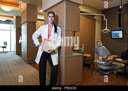 Un Portriat de Hispanic dentiste dans son cabinet dentaire. Banque D'Images