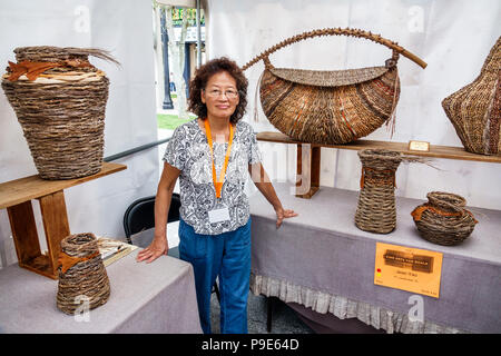 Florida,Ocala,Arts Festival,événement annuel de la communauté de petite ville,stands vendeurs d'achats de vente,Asiatiques asiatiques immigrants ethniques minorités,a Banque D'Images