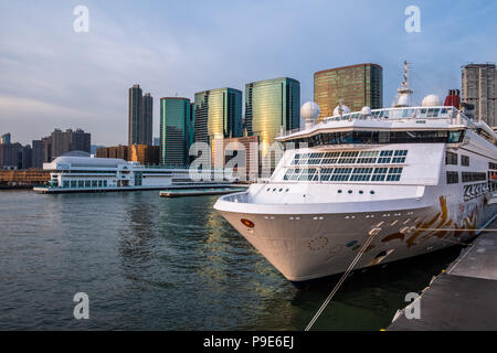 Terminal de l'océan, le port de Victoria, Hong Kong - Juillet 11, 2018 : Ocean Terminal est un terminal de croisière et du centre commercial situé sur Canton Road en STI Banque D'Images