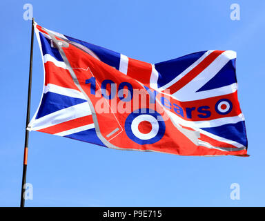 RAF, Royal Air Force, 100 ans, centenaire, drapeau commémoratif, Union Jack, logo RAF Banque D'Images