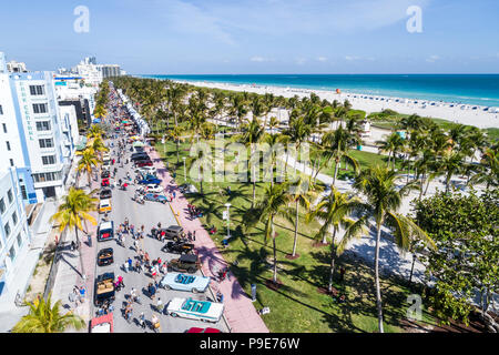 Miami Beach Florida, Ocean Drive, hôtels Lummus Park, exposition de voitures anciennes classiques, vue aérienne de l'océan Atlantique, Banque D'Images