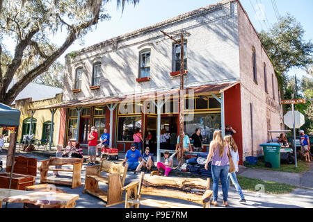 Floride,Micanopy,Festival de récolte d'automne,événement communautaire de petite ville annuel,stands vendeurs achetant des stands de vente,magasin général Mott-Mai bâtiment,1900,HIS Banque D'Images