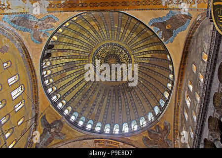 ISTANBUL, TURQUIE - 30 mars 2013 : Dôme de la basilique Sainte-Sophie Banque D'Images