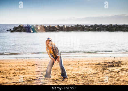 La liberté d'âge moyen heureux fou femme aller sur la plage pour le bonheur et la vie joyfun piscine vacances été plage océan et concept. fashion hippy cl Banque D'Images