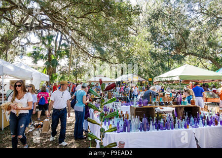 Floride,Micanopy,Fall Harvest Festival,annuel petites villes stands de la communauté vendeurs achetant la vente, fairgoer, bouteille arbre, exposition, verre, homme hommes mal Banque D'Images