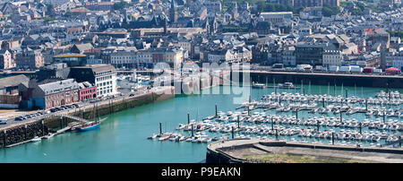 Vue aérienne sur le port avec les bateaux de plaisance et yachts dans la ville Fécamp, Seine-Maritime, Normandie, France Banque D'Images