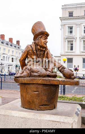 Mad Hatter sculpture en bois sur la promenade de Llandudno Galles UK Banque D'Images