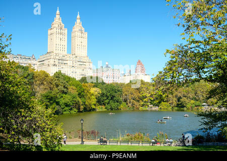 Vue sur le lac nautique dans Central Park New York Banque D'Images