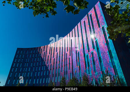 Londres, Royaume-Uni - 15 juillet 2018 : l'ExCeL Centre, un centre de congrès international des expositions et des chambres lumineuses et façade colorée de l'hôtel Aloft Hotel Banque D'Images
