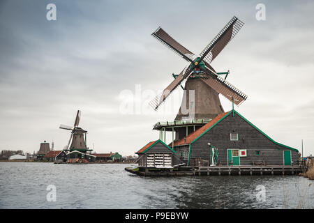 Les moulins à vent sur la côte de la rivière Zaan, Zaanse Schans ville, attractions touristiques populaires des Pays-Bas. Banlieue d'Amsterdam Banque D'Images