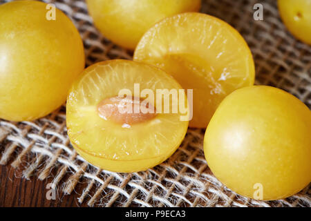Les prunes cerises jaunes également connu sous le nom de mirabelles Banque D'Images