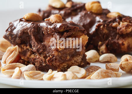 Des bonbons au chocolat végétalien premières barres. Le dessert à base d'arachides, de beurre de cacao, de noix de cajou et dates Banque D'Images