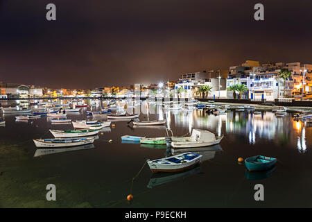 Bateaux amarrés dans le port au crépuscule, Arrecife, Lanzarote, îles Canaries, Espagne Banque D'Images