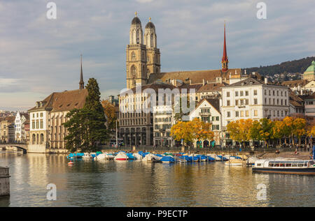Zurich, Suisse - le 28 septembre 2017 : les bâtiments de la ville de Zurich, le long de la Limmat. Zurich est la plus grande ville de Suisse et le ca Banque D'Images