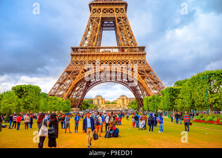 Paris, France - 1 juillet 2017 : beaucoup de personnes sur le Champ de Mars à la Tour Eiffel, l'icône et le symbole de Paris. Ciel nuageux dans une journée d'été. Europe travel concept. Banque D'Images