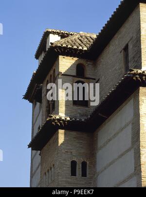 Palacio de Daralhorra. Construcción árabe del siglo XV que fue residencia de la madre de Boabdil. Detalle de la fachada de ladrillo y de sus ventanas con arco de Herradura. Grenade. L'Andalousie. España. Banque D'Images