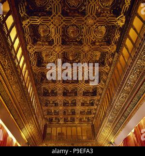 Aljaferia Palace. Palais des Rois Catholiques. 15e siècle. Plafond à caissons de la salle du trône, le style mudéjar. Zaragoza, Aragon, Espagne. Banque D'Images