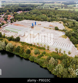 Vue aérienne d'une centrale à béton pour la production de béton, tuyaux, égouts, les arbres d'égout et des murs de maisons préfabriquées, près de Gif Banque D'Images