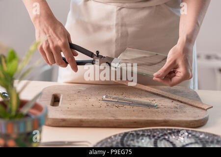Feuilles à découper l'artiste du vitrail en petits carrés de mosaïque. Close-up Banque D'Images