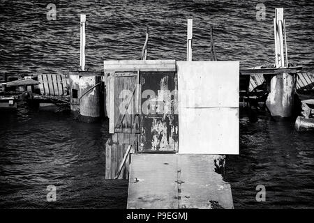 Porte abandonnés sur le quai. Photo noir et blanc sombre Banque D'Images