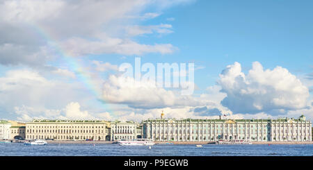 Quai du palais et musée d'état de l'Hermitage vue panoramique avec ciel nuageux et arc-en-ciel sur elle. Saint Petersburg, Russie Banque D'Images