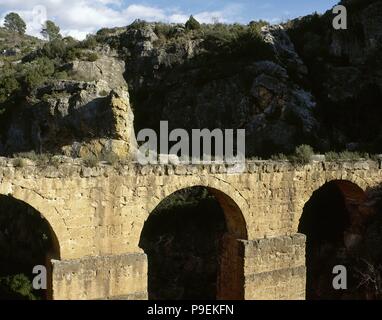 Aqueduc romain de Peña Cortada. 1er siècle après J.C. Aussi connu comme Acueducto de La Serrada ou La Serranía. Vue d'une des sections qui sont encore préservés, situé entre les villes de Chelva et Calles. Province de Valence. Communauté de Valence. L'Espagne. Banque D'Images