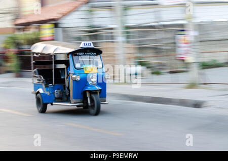 Panoramique de taxi tuk tuk dans Chiang Mai, Thaïlande Banque D'Images