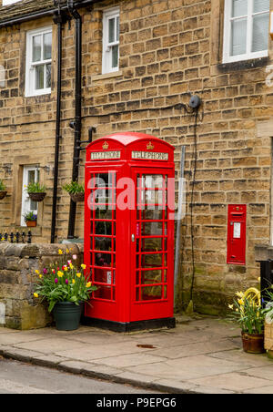 Une boîte de téléphone rouge K6 (UK) et wall postbox dans Esholt, West Yorkshire, Angleterre. Banque D'Images