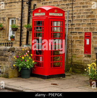 Une boîte de téléphone rouge K6 (UK) et wall postbox dans Esholt, West Yorkshire, Angleterre. Banque D'Images