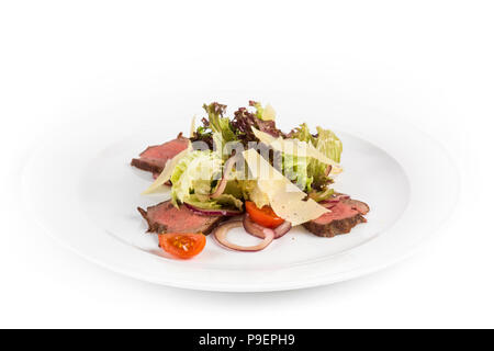 Salade de viande de boeuf rôti, légumes et fromage sur fond blanc, isolé. Banque D'Images